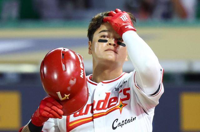 추신수가 2024년 9월 30일 인천SSG랜더스필드에서 열린 2024 KBO리그 키움전에서 8회말 대타로 나며 헬멧을 고쳐 쓰고 있다. 이날 경기는 은퇴를 앞둔 그의 고별전이었다. 뉴시스