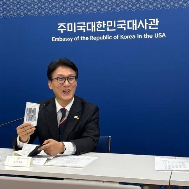 23일 미국 워싱턴 주미대사관에서 한국 특파원 대상 간담회를 연 김민석 국무총리가 JD 밴스 미국 부통령 측으로부터 받은 직통 연락처 종이를 들어 보이고 있다. 워싱턴=뉴시스