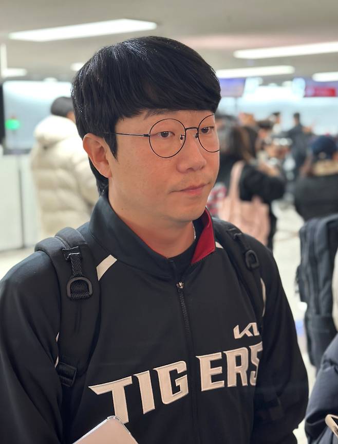 KIA 양현종이 23일 김포공항을 통해 일본으로 전지훈련을 떠나기 전에 취재진을 만나 인터뷰하고 있다. 김포공항=이형석 기자&nbsp;
