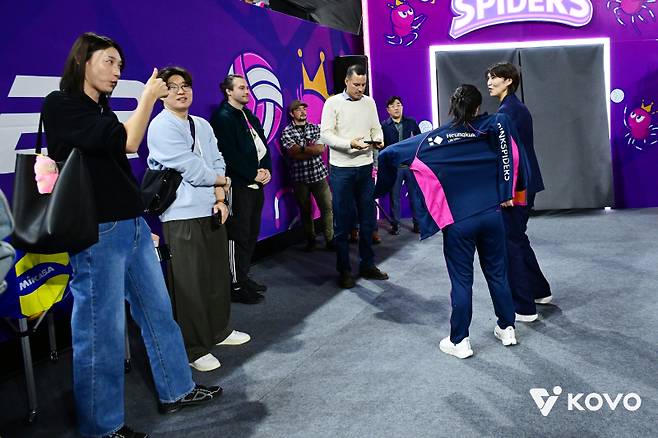 김연경이 요시하라 흥국생명 감독에게 엄지척을 하고 있다. 