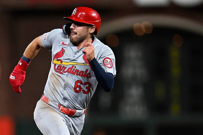 <yonhap photo-4052="">LA 다저스를 떠나 뉴욕 양키스 유니폼을 입는 마이클 시아니. [APF=연합뉴스]</yonhap>