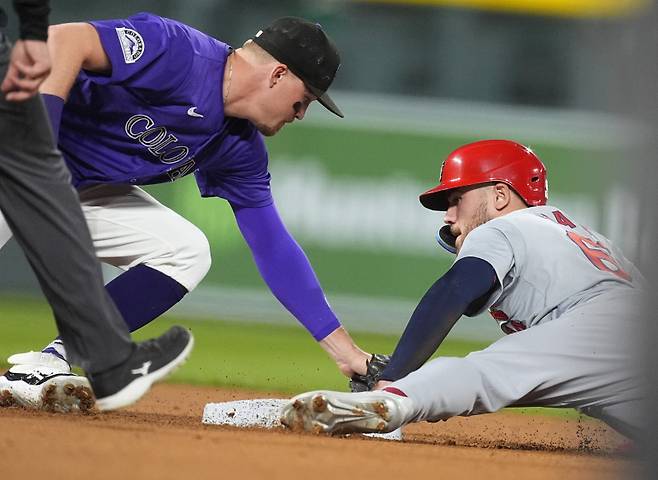 <yonhap photo-3104=""> Colorado Rockies second baseman Aaron Schunk, left, applies a late tag as St. Louis Cardinals' Michael Siani steals second base in the third inning of a baseball game Tuesday, Sept. 24, 2024, in Denver. (AP Photo/David Zalubowski)/2024-09-25 10:31:39/ <저작권자 ⓒ 1980~2024 ㈜연합뉴스. 무단 전재 재배포 금지, AI 학습 및 활용 금지></yonhap>