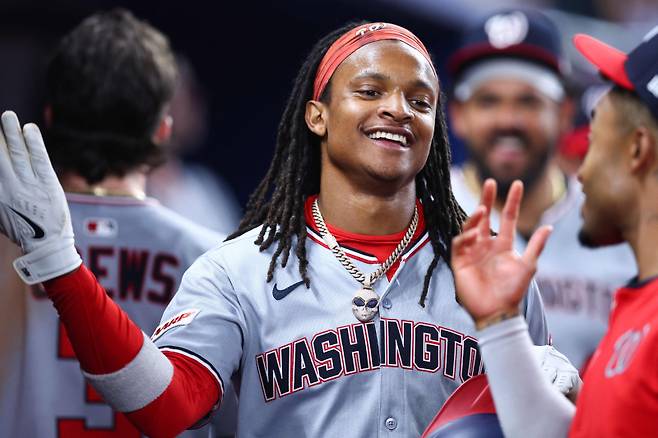 <yonhap photo-1965=""> MIAMI, FLORIDA - SEPTEMBER 08: CJ Abrams #5 of the Washington Nationals celebrates with teammates after scoring a run against the Miami Marlins during the fifth inning at loanDepot park on September 08, 2025 in Miami, Florida. Megan Briggs/Getty Images/AFP (Photo by Megan Briggs / GETTY IMAGES NORTH AMERICA / Getty Images via AFP)/2025-09-09 09:46:18/ <저작권자 ⓒ 1980~2025 ㈜연합뉴스. 무단 전재 재배포 금지, AI 학습 및 활용 금지></yonhap>