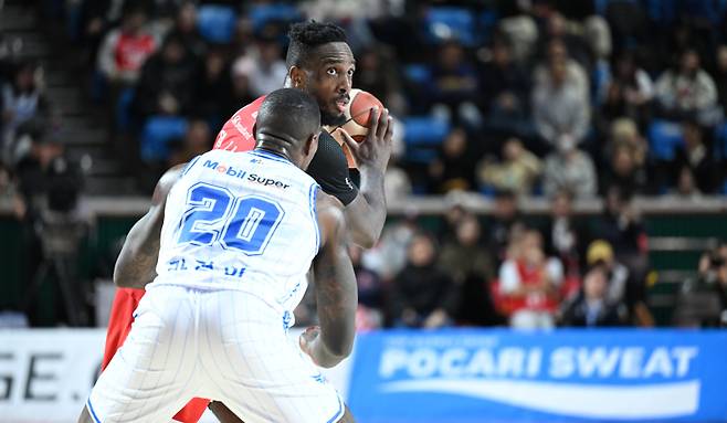 24일 서울 잠실학생체육관에서 열린 2025~26 LG전자 프로농구 정규리그 대구 한국가스공사전에서 공격을 시도하는 자밀 워니. KBL 제공