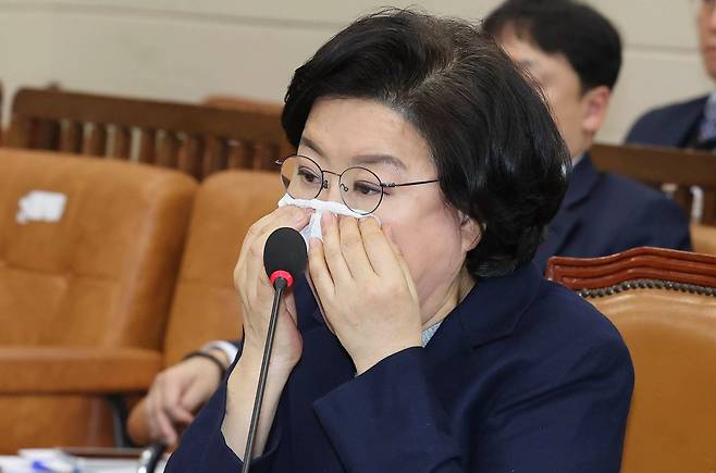 이혜훈 기획예산처 장관 후보자가 23일 국회 재정경제기획위원회 전체회의에서 열린 인사청문회에서 눈물을 닦고 있다. 임현동 기자