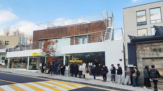 지난해 11월 20일 서울 종로구 북촌 스퀘어에서 열린 니콘이미징코리아의 팝업스토어 ‘Nikon Stay(니콘 스테이)’ 앞에 입장하려는 사람들이 줄을 서 있다. 사진 니콘이미징코리아