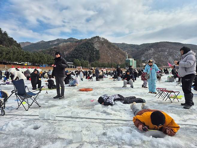 23일 오후 강원 화천군 화천천에서 열린 화천산천어축제장을 찾은 관광객들이 얼음낚시를 즐기고 있다. 박진호 기자
