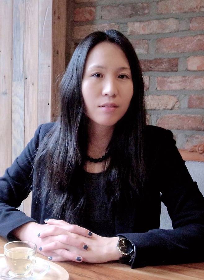 이제니 시인이 다섯 번째 시집으로 돌아왔다. 7년 만의 신작 시집이다. 사진 본인제공