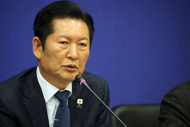 정청래 더불어민주당 대표가 23일 충북 진천국가대표선수촌에서 열린 최고위원회의에서 모두발언을 하고 있다. 뉴스1