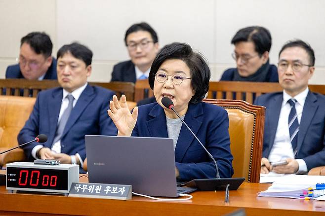 23일 국회 인사청문회에서 이혜훈 기획예산처 장관 후보자가 질의에 답변하고 있다. 이 후보자는 장남 ‘위장 미혼’ 청약 의혹에 이혼 위기로 혼인 신고를 하지 못했던 것이라 해명했다. 임현동 기자