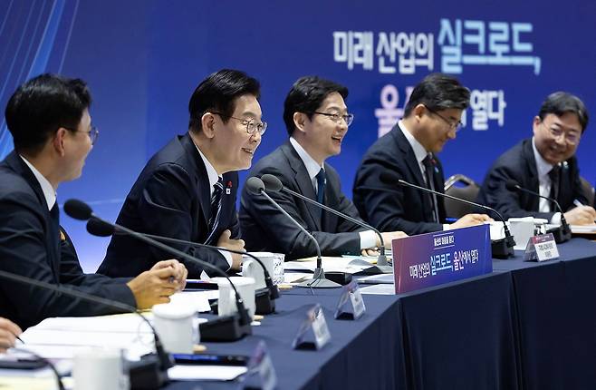 이재명 대통령이 23일 오후 울산전시컨벤션센터에서 열린 새해 첫 타운홀 미팅 ‘울산의 마음을 듣다’에 참석해 발언하고 있다. 전민규 기자