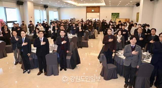 ▲ 2025강원기자상 시상식이 24일 춘천 세종호텔에서 열린 가운데 참석자들이 국민의례를 하고 있다. 방도겸