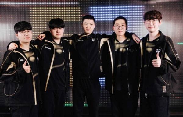 무패행진 중인 젠지e스포츠 선수단의 모습 /LCK 제공