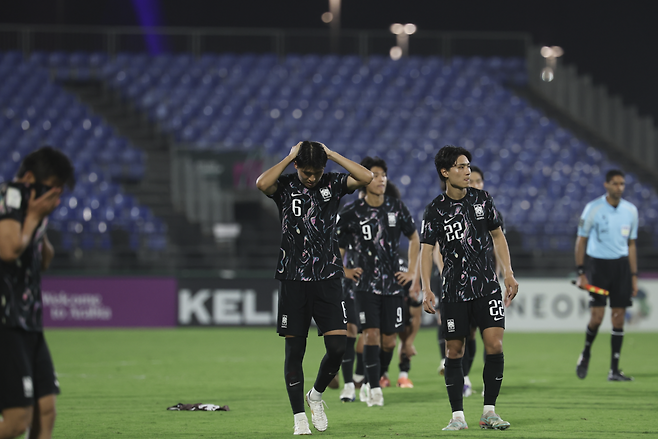 베트남에게 승부차기 끝에 패한 한국 선수들이 괴로워하고 있다. 대한축구협회