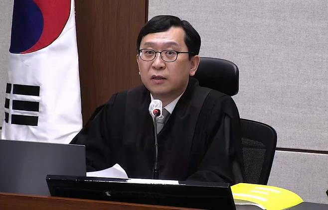 이진관 부장판사가 21일 서울 서초구 서울중앙지방법원에서 열린 내란 중요임무 종사 혐의를 받는 한덕수 전 국무총리의 1심 선고 공판에서 판결문을 읽고 있다. 서울중앙지법 제공