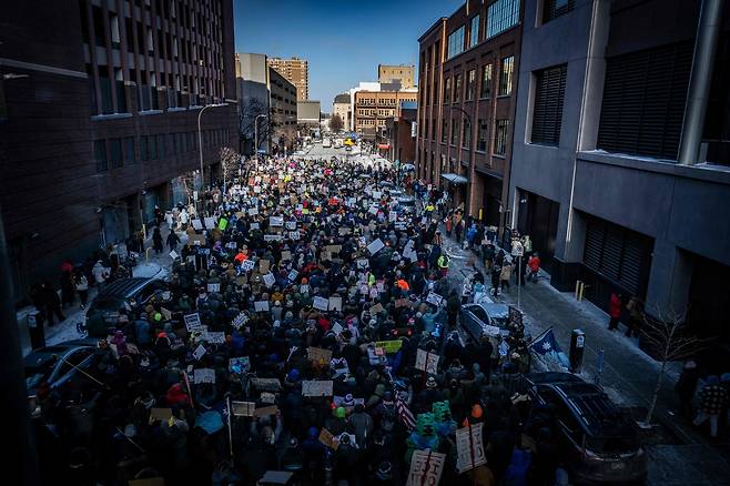 ‘ICE를 미네소타에서 몰아내라: 진실과 자유의 날’ 시위대가 23일(현지시간) 미국 미네소타주 미니애폴리스에서 거리를 행진하고 있다. AFP연합뉴스