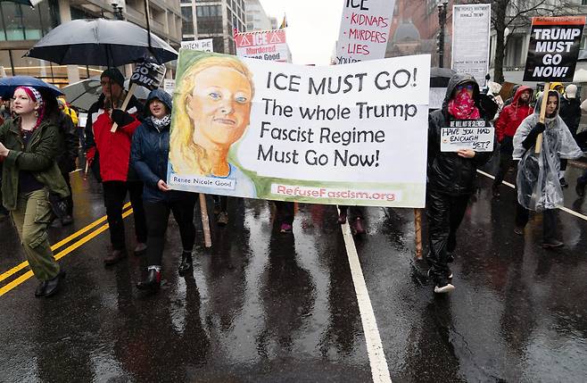 지난 10일(현지시간) 워싱턴 백악관 밖에서 시위대가 행진하고 있다. 이들은 미니애폴리스에서 르네 니콜 굿을 사살한 이민세관집행국(ICE) 요원을 규탄하기 위해 모였다. AP 연합뉴스