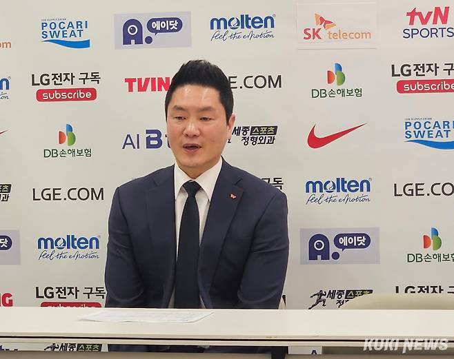 전희철 서울 SK 감독이 24일 오후 2시 잠실실내체육관에서 열린 대구 한국가스공사와 2025~2026 LG전자 프로농구 정규시즌 경기가 끝나고 기자회견에 참석하고 있다. 송한석 기자