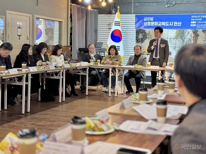 박해철 더불어민주당 의원이 23일 경기도 안산 이주민시민연대 사회적협동조합 사무실에서 열린 간담회에서 환영사를 전하고 있다.