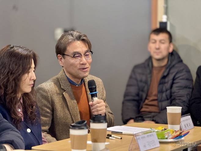 최혁수(가운데) 이주민시민연대 사회적협동조합 이사장이 23일 경기도 안산 이주민시민연대 사회적협동조합 사무실에서 열린 간담회에서 발언하고 있다.