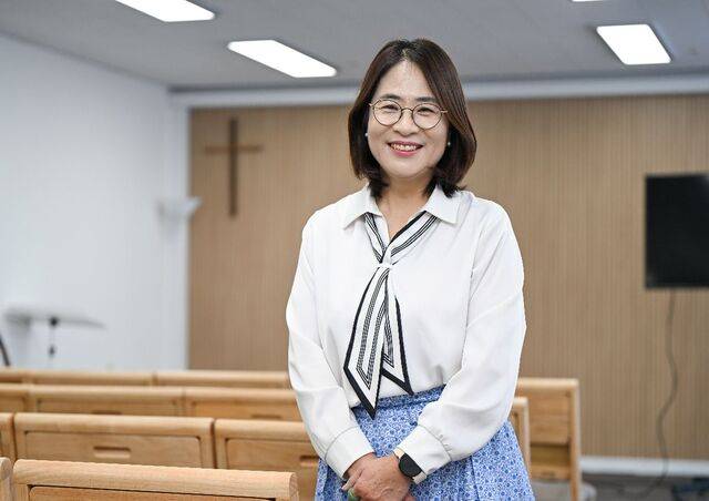 홍수정 김포바울초대교회 목사가 공동목회로 시무하는 경기도 김포의 교회 예배당에서 환하게 웃고 있다. 김포=신석현 포토그래퍼