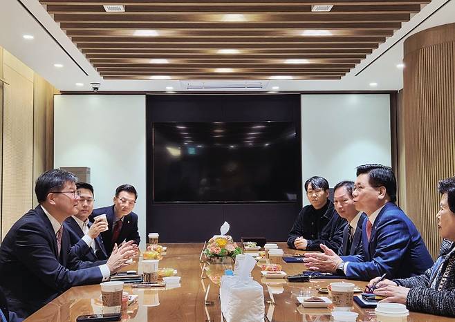 협약식 이후 이영훈 목사가 충남아동자립지원전담기관장, 행복한재단 이사장, 이기일 전 보건복지부 차관 등 관계자들과 자립준비청년 지원 사업의 방향에 대해 얘기하고 있다.