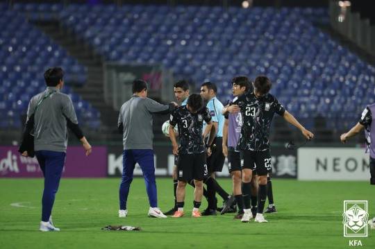 패배에 아쉬워하는 선수들. 사진[연합뉴스]