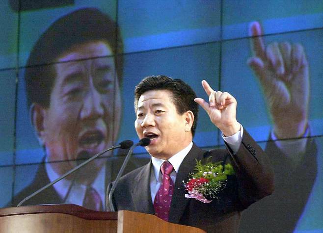 ▲ 2002년 5월9일 당시 민주당 대선후보였던 노무현 전 대통령이 민주당 6·13 지방선거필승대회에서 인사말을 했다. ⓒ 연합뉴스