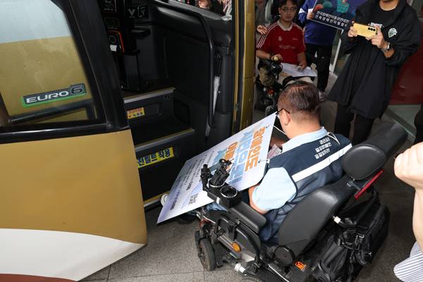 ▲ 추석 명절 연휴를 하루 앞둔 지난해 10월2일 전북 전주시 덕진구 금암동 전주고속터미널에서 전북장애인차별철폐연대가 “장애인의 시외 이동권을 보장하라”고 촉구하며 휠체어에 탄채 시외버스 탑승을 시도하고 있다. ⓒ연합뉴스