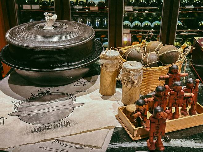 1955 그로서리아 레스토랑에 전시한 드라마 속 소품 / 사진=권효정 여행+ 기자