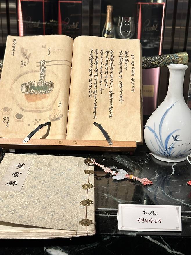 1955 그로서리아 레스토랑에 전시한 드라마 속 소품 / 사진=권효정 여행+ 기자