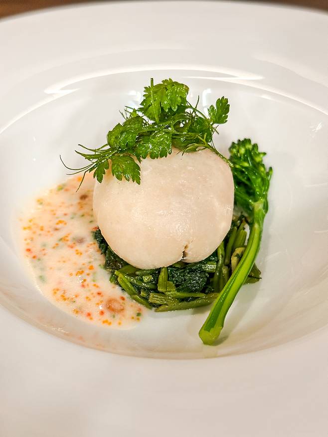 화이트 와인 소스 대구찜(드라마 12화) / 사진=권효정 여행+ 기자