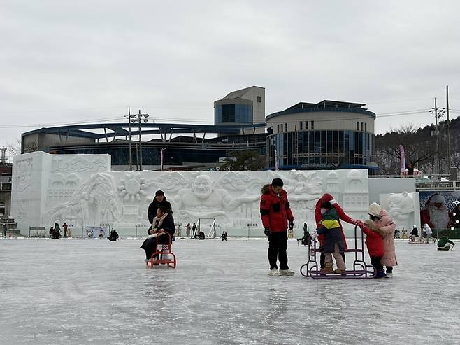산천어축제 얼음썰매장 / 사진= 문서연 여행+ 기자