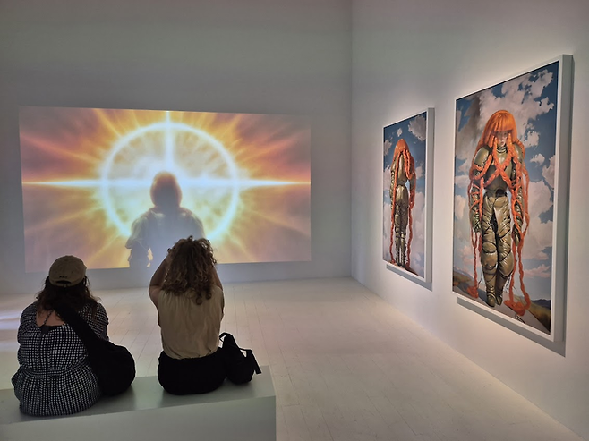 홀리 헌던&맷 드라이허스트의 AI 회화와 영상[Xhairymutantx] ©Copenhagen Contemporary