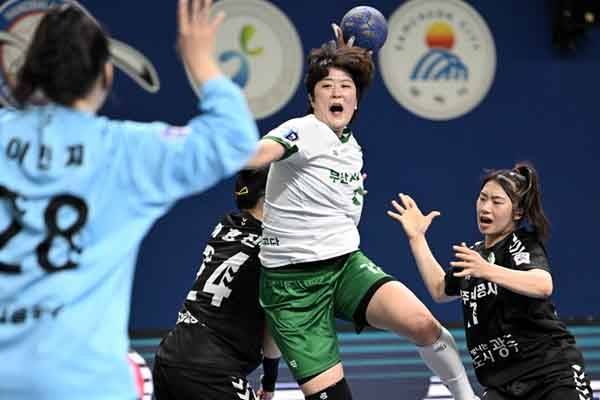 사진 슛을 시도하는 부산시설공단 류은희