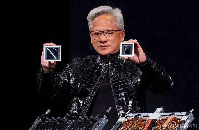 젠슨 황 엔비디아 최고경영자(CEO)가 지난 1월5일(현지시간) 미국 네바다주 라스베이거스 퐁텐블루에서 열린 엔비디아 CES 2026 라이브에서 기조연설을 하던 중 AI 칩을 들어올리고 있다. /공동사진취재=뉴스1