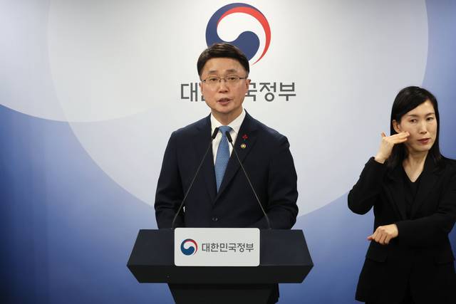 류제명 과학기술정보통신부 2차관이 지난 15일 서울 종로구 정부서울청사에서 독자 인공지능(AI) 파운데이션 모델 프로젝트 1차 단계평가 결과를 발표하고 있다. 연합뉴스