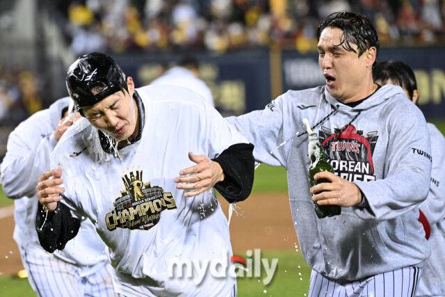 1일 서울 잠실야구장에서 열린 프로야구 LG 트윈스의 2025 한국시리즈 우승 세리머니 팬 감사 행사 '더 리턴 오브 챔피언스'(The Return of Champions)'.박동원 임찬규가 샴페인 샤워 행사를 즐기고 있다./마이데일리