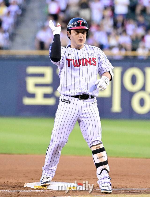 2025년 7월 31일 오후 서울 잠실구장에서 열린 '2025 신한 SOL뱅크 KBO 리그' KT 위즈와 LG 트윈스의 경기.LG 박동원이 3회말 1사 1루서 안타를 친 뒤 기뻐하고 있다./마이데일리