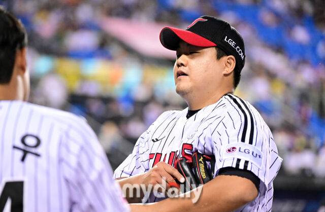 2025년 7월 10일 오후 서울 잠실구장에서 '2025 신한 SOL뱅크 KBO 리그' 키움 히어로즈와 LG 트윈스의 경기.LG 장현식이 7회초 무실점으로 막은 뒤 더그아웃으로 들어가고 있다/마이데일리