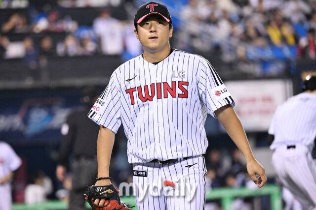 30일 서울 잠실야구장에서 열린 '2025 신한 SOL BANK KBO리그' 두산 베어스와 LG 트윈스 경기. LG 선발 송승기가 1회 수비를 마치고 더그아웃으로 들어서고 있다./마이데일리