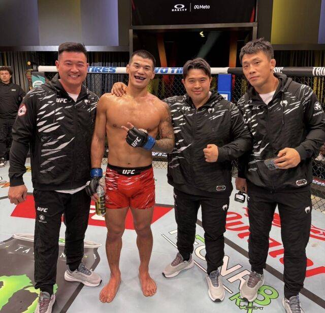 고석현(왼쪽 두 번째)이 필 로를 꺾을 때 세컨으로 함께한 김상욱(맨 오른쪽)./김상욱 SNS