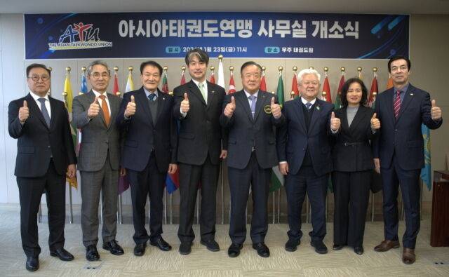 아시아태권도연맹 사무실 개소식 참가자들이 기념 촬영을 하고 있다. /태권도진흥재단 제공