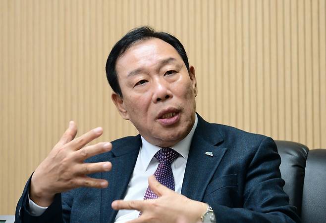 최민호 세종특별자치시장이 지난 19일 오후 서울 영등포구 여의도동 세종 비즈니스라운지에서 헤럴드경제와 인터뷰하고 있다. 최 시장은 정부가 추진 중인 대전·충남 행정통합에 대해 “졸속”이라며 비판했다. 이상섭 기자