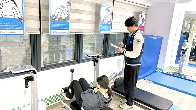 체력인증센터에서 한 시민이 유연성을 측정하고 있다. [서울시 제공]