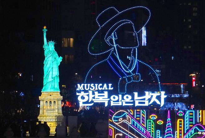 서울에 나타난 뉴욕 자유의여신상과 케이팝데몬헌터스 사자보이즈 한복입은남자. 서울 빛초롱 축제 모습