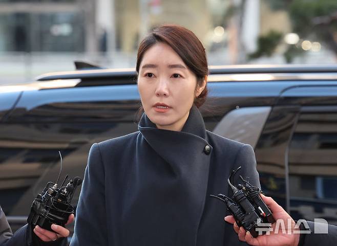 [서울=뉴시스] 배훈식 기자 = 공천헌금 1억원 수수 의혹을 받고 있는 강선우 무소속 의원이 20일 오전 서울 마포구 서울경찰청 공공범죄수사대에 피의자 신분으로 출석하며 취재진의 질문에 답하고 있다. 2026.01.20. dahora83@newsis.com