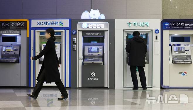 [서울=뉴시스] 조성우 기자 = 2일 오후 서울 시내의 한 건물에 시중은행 ATM기가 설치돼 있다. 2026.01.02. xconfind@newsis.com
