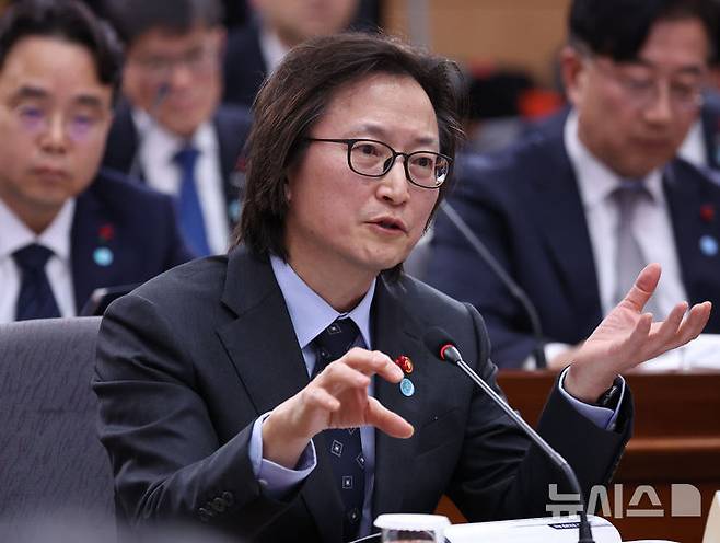 [서울=뉴시스] 고범준 기자 = 주병기 공정거래위원장이 19일 서울 종로구 정부서울청사 별관에서 열린 금융위원회·공정거래위원회 업무보고에서 답변하고 있다. (대통령실통신사진기자단) 2025.12.19. bjko@newsis.com