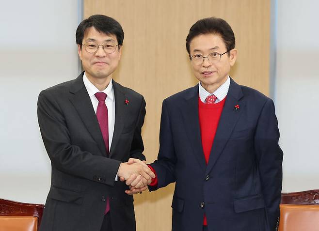 [안동=뉴시스] 김정기 대구시장 권한대행(왼쪽)과 이철우 경북도지사가 시·도 행정통합 논의를 위해 20일 경북도청에서 만나 인사하고 있다. (사진=경북도 제공) 2026.01.20. photo@newsis.com *재판매 및 DB 금지